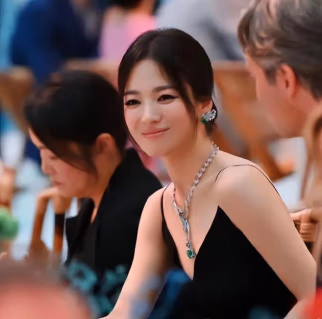 國民女神,曾為愛情放棄了事業,如今41歲狀態超好,氣質很出眾