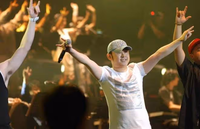 過氣歌手的窘況:小縣城商演、被嘲「過氣老狗」,處處是心酸