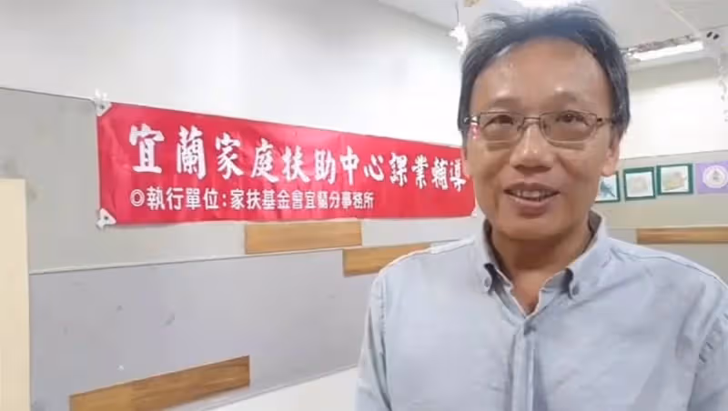 出生7天被丟路邊,他不顧一切抱回來養,樂當寄養爸爸15年,淚求孩子不要走:再也聯絡不上了