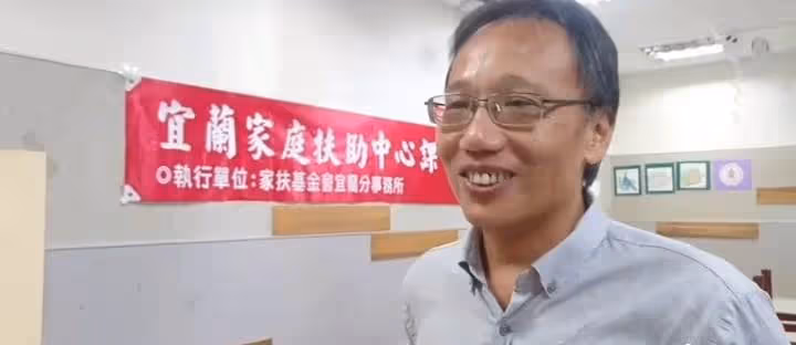 出生7天被丟路邊,他不顧一切抱回來養,樂當寄養爸爸15年,淚求孩子不要走:再也聯絡不上了