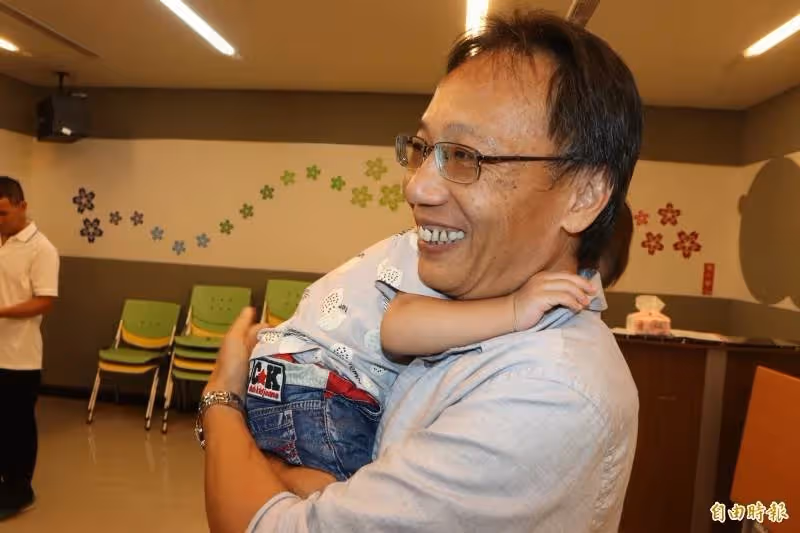 出生7天被丟路邊,他不顧一切抱回來養,樂當寄養爸爸15年,淚求孩子不要走:再也聯絡不上了