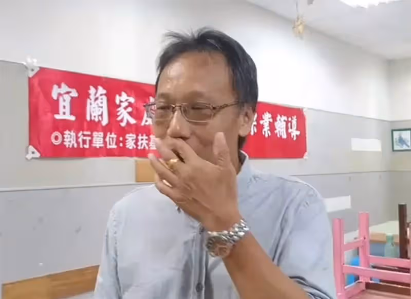 出生7天被丟路邊,他不顧一切抱回來養,樂當寄養爸爸15年,淚求孩子不要走:再也聯絡不上了