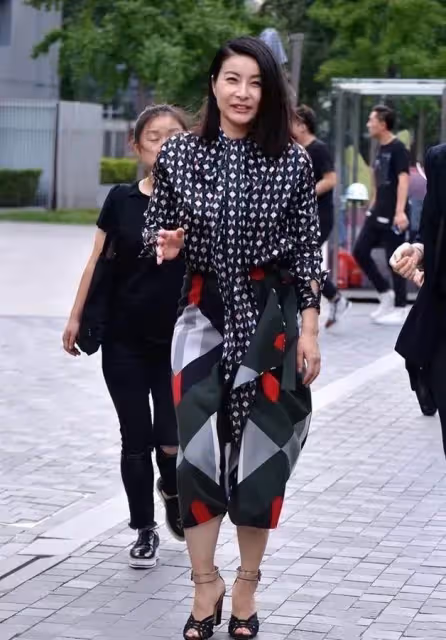 郭晶晶難得扮回貴婦卻翻車了!上半身美得優雅,下半身像裹了條床單