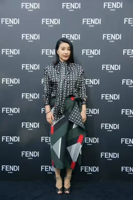 郭晶晶難得扮回貴婦卻翻車了!上半身美得優雅,下半身像裹了條床單