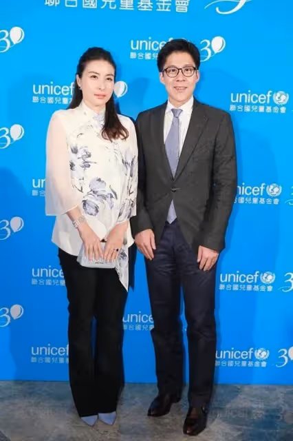 郭晶晶難得扮回貴婦卻翻車了！上半身美得優雅，下半身像裹了條床單