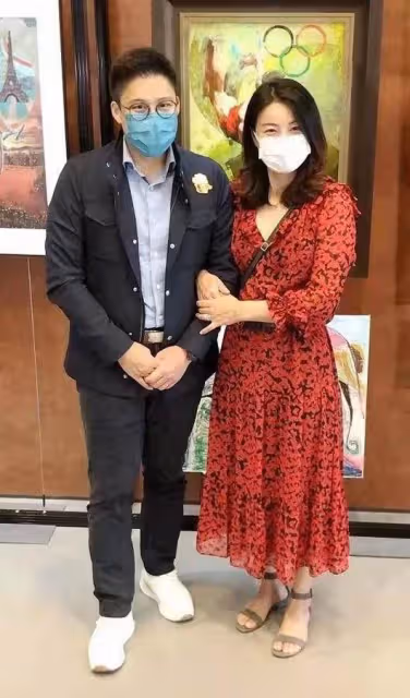 郭晶晶難得扮回貴婦卻翻車了！上半身美得優雅，下半身像裹了條床單