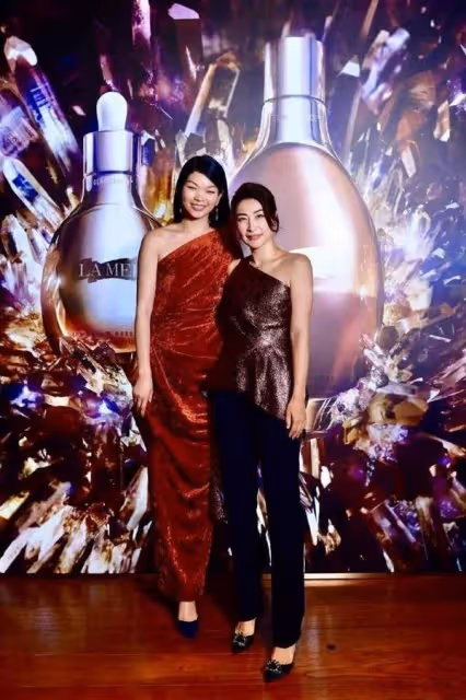 郭晶晶難得扮回貴婦卻翻車了！上半身美得優雅，下半身像裹了條床單
