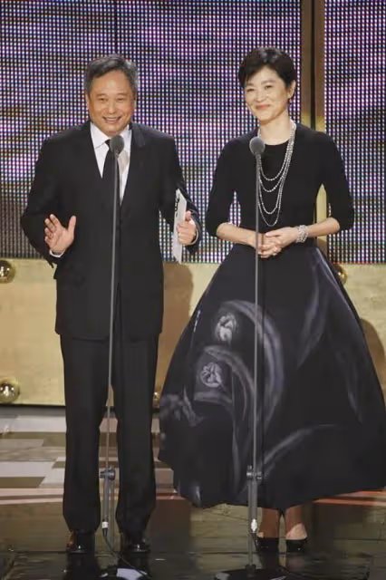 被奔七林青霞給美到了,蓬蓬裙配疊層項鏈優雅高貴,有雙下巴也迷人:自然就是最美的