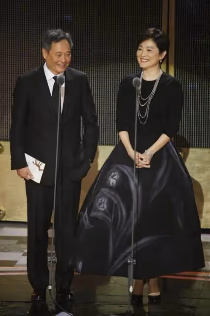 被奔七林青霞給美到了,蓬蓬裙配疊層項鏈優雅高貴,有雙下巴也迷人:自然就是最美的