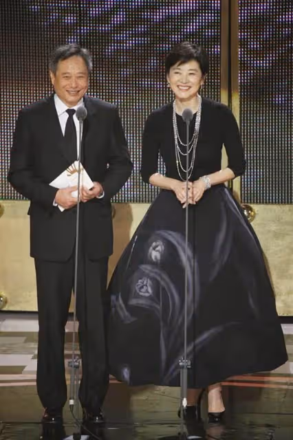 被奔七林青霞給美到了,蓬蓬裙配疊層項鏈優雅高貴,有雙下巴也迷人:自然就是最美的