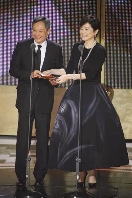 被奔七林青霞給美到了,蓬蓬裙配疊層項鏈優雅高貴,有雙下巴也迷人:自然就是最美的