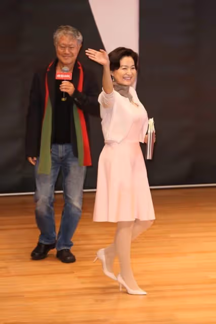 被奔七林青霞給美到了,蓬蓬裙配疊層項鏈優雅高貴,有雙下巴也迷人:自然就是最美的