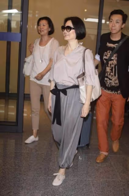 被奔七林青霞給美到了,蓬蓬裙配疊層項鏈優雅高貴,有雙下巴也迷人:自然就是最美的