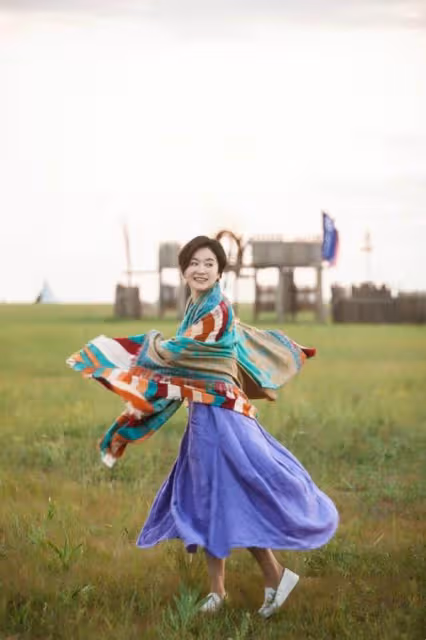 被奔七林青霞給美到了,蓬蓬裙配疊層項鏈優雅高貴,有雙下巴也迷人:自然就是最美的