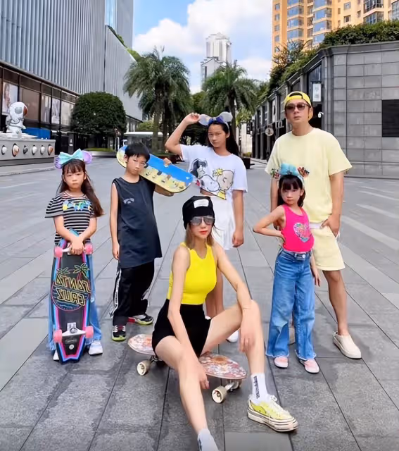 陳浩民全家玩滑板!四個孩子繼承爸媽顏值,小16歲妻子竹竿腿矚目,少女感十足