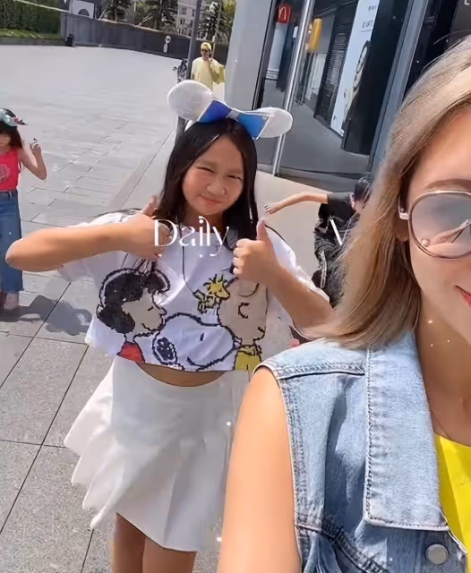 陳浩民全家玩滑板!四個孩子繼承爸媽顏值,小16歲妻子竹竿腿矚目,少女感十足