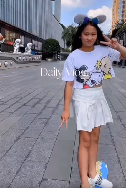 陳浩民全家玩滑板!四個孩子繼承爸媽顏值,小16歲妻子竹竿腿矚目,少女感十足