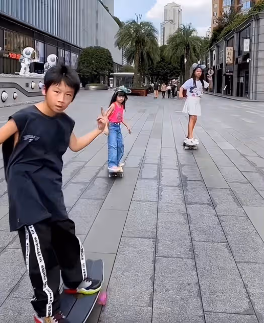陳浩民全家玩滑板!四個孩子繼承爸媽顏值,小16歲妻子竹竿腿矚目,少女感十足