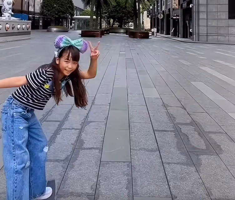 陳浩民全家玩滑板!四個孩子繼承爸媽顏值,小16歲妻子竹竿腿矚目,少女感十足