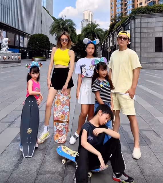 陳浩民全家玩滑板!四個孩子繼承爸媽顏值,小16歲妻子竹竿腿矚目,少女感十足