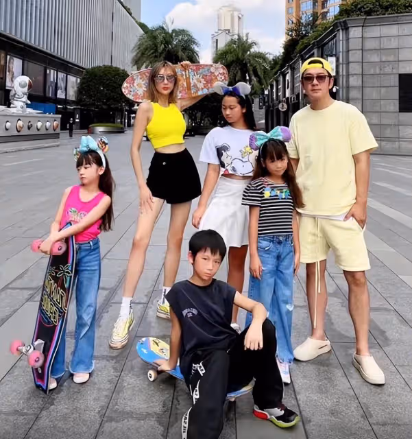 陳浩民全家玩滑板!四個孩子繼承爸媽顏值,小16歲妻子竹竿腿矚目,少女感十足