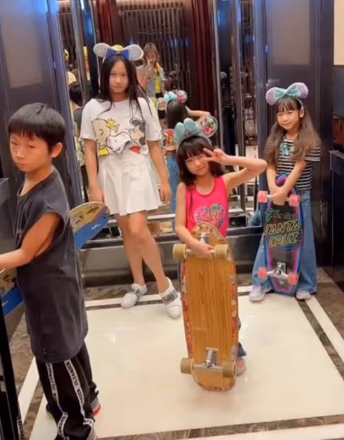 陳浩民全家玩滑板！四個孩子繼承爸媽顏值，小16歲妻子竹竿腿矚目，少女感十足