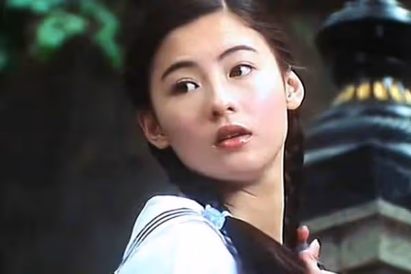 張柏芝近照曝光，雙手托巨肚走路小心疑似孕5月，四肢纖細肚子格外搶鏡，網：懷上第四胎了？
