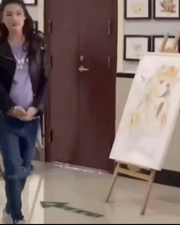 張柏芝近照曝光，雙手托巨肚走路小心疑似孕5月，四肢纖細肚子格外搶鏡，網：懷上第四胎了？