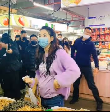張柏芝近照曝光,雙手托巨肚走路小心疑似孕5月,四肢纖細肚子格外搶鏡,網:懷上第四胎了?