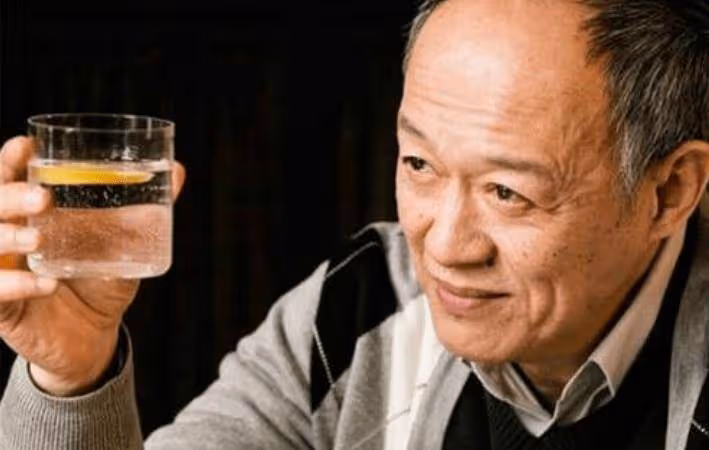 和女友相戀10年自稱不婚主義, 在57歲娶32歲女學生,60歲有雙胞胎