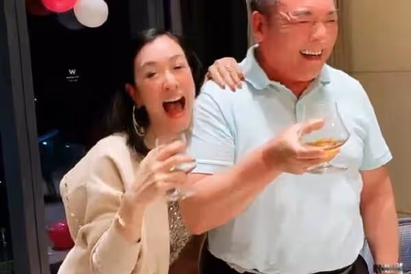 鍾麗緹敬酒，頭卻靠著公公肩膀，網友熱議：親密可以，應該有度