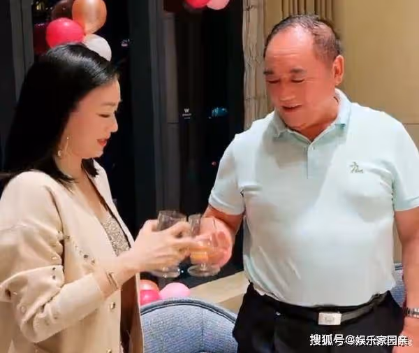 鍾麗緹敬酒，頭卻靠著公公肩膀，網友熱議：親密可以，應該有度