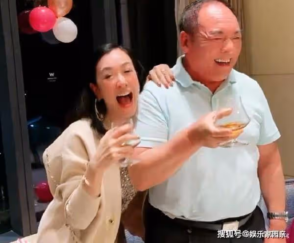 鍾麗緹敬酒，頭卻靠著公公肩膀，網友熱議：親密可以，應該有度