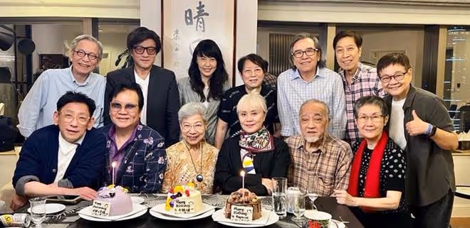一眾老戲骨豪宅參加派對,喝香檳吃紅燒肉很盡興,87歲羅蘭精神好