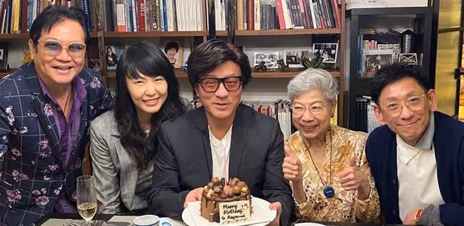 一眾老戲骨豪宅參加派對,喝香檳吃紅燒肉很盡興,87歲羅蘭精神好