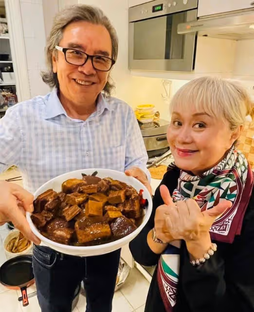 一眾老戲骨豪宅參加派對,喝香檳吃紅燒肉很盡興,87歲羅蘭精神好