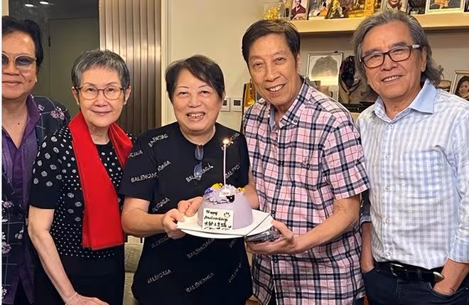 一眾老戲骨豪宅參加派對,喝香檳吃紅燒肉很盡興,87歲羅蘭精神好