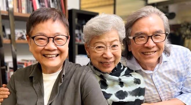 一眾老戲骨豪宅參加派對,喝香檳吃紅燒肉很盡興,87歲羅蘭精神好