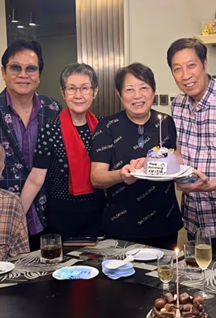 一眾老戲骨豪宅參加派對,喝香檳吃紅燒肉很盡興,87歲羅蘭精神好