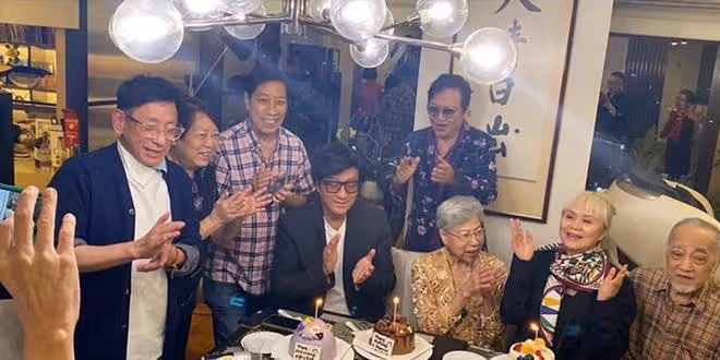 一眾老戲骨豪宅參加派對,喝香檳吃紅燒肉很盡興,87歲羅蘭精神好