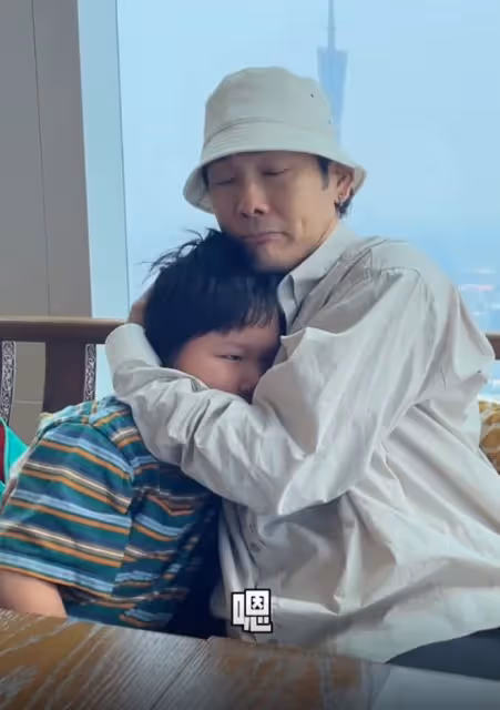 60歲杜德偉曬父子分離畫面!6歲兒子依偎老爸懷裡,不舍傷心落淚