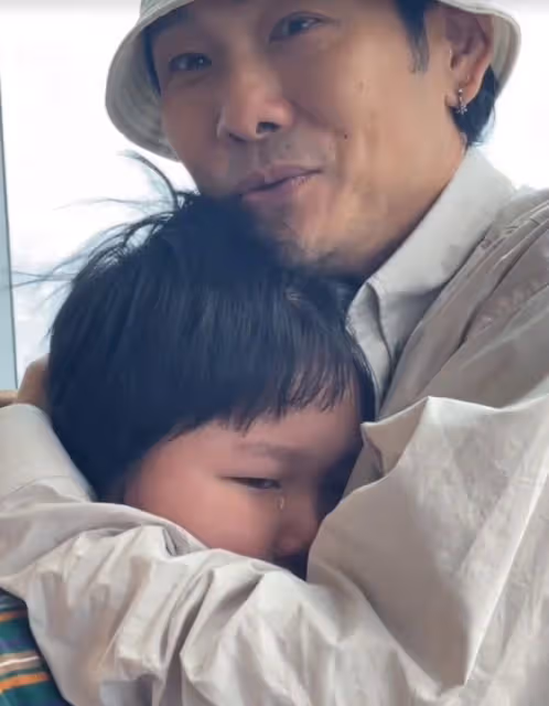 60歲杜德偉曬父子分離畫面!6歲兒子依偎老爸懷裡,不舍傷心落淚