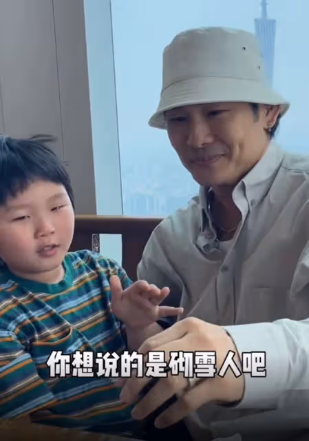 60歲杜德偉曬父子分離畫面!6歲兒子依偎老爸懷裡,不舍傷心落淚