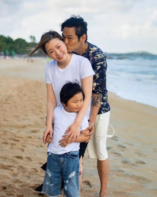 60歲杜德偉曬父子分離畫面!6歲兒子依偎老爸懷裡,不舍傷心落淚