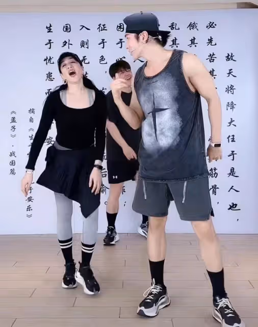 鍾麗緹跳操累到不行，張倫碩不讓她休息，網友：自私的男人！