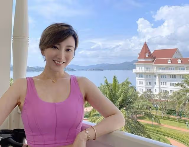 TVB氣質港姐秘密產女！曬十月大女兒萌照，產後極速恢復豐滿身材