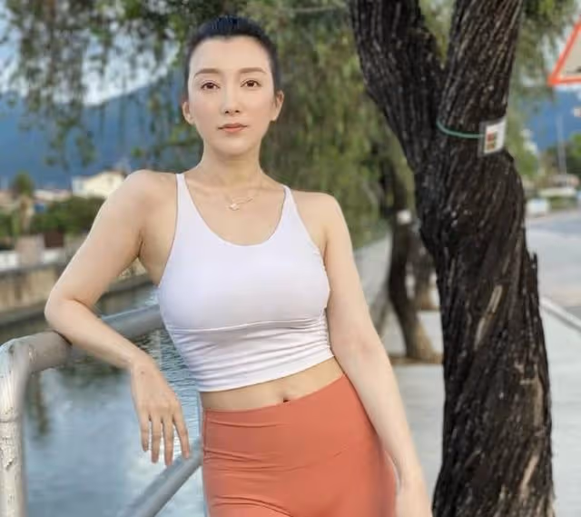 TVB氣質港姐秘密產女！曬十月大女兒萌照，產後極速恢復豐滿身材