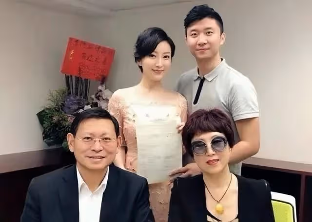 TVB氣質港姐秘密產女！曬十月大女兒萌照，產後極速恢復豐滿身材