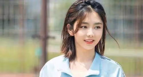 她快30歲才成名，從打醬油到如今地位，演少女完全不出戲