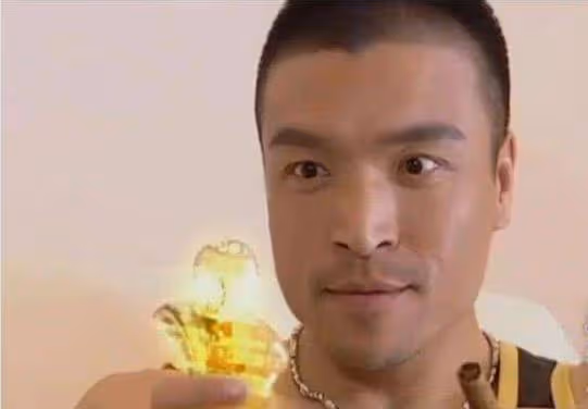 還記得靠《魔幻手機》爆紅的王天霸嗎?因顏值高被富婆看中後,現狀如何?